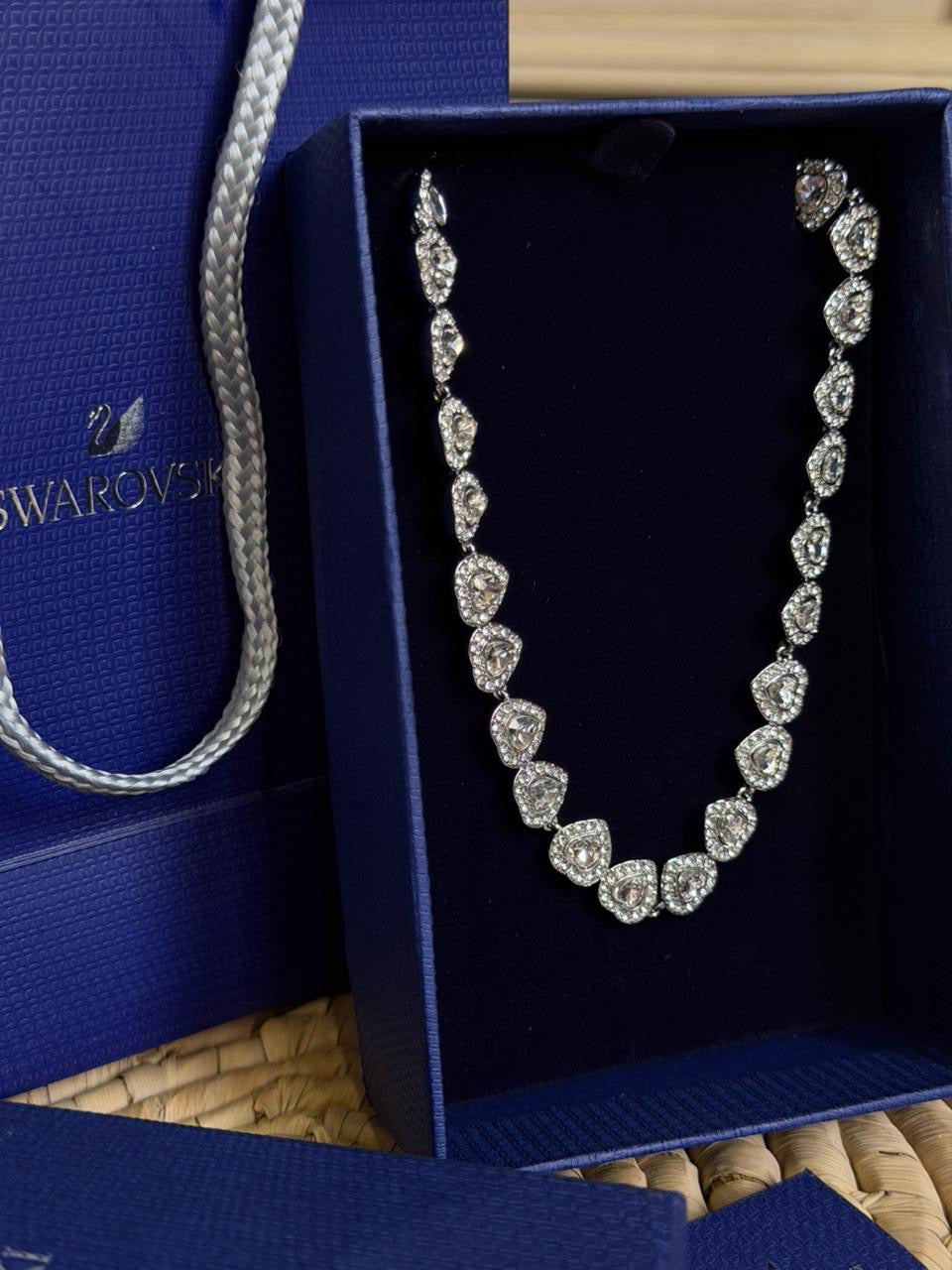 Ariana Grande x Swarovski necklace
Mixed cuts, Heart, White, Rhodium plated(with box & proper packaging)