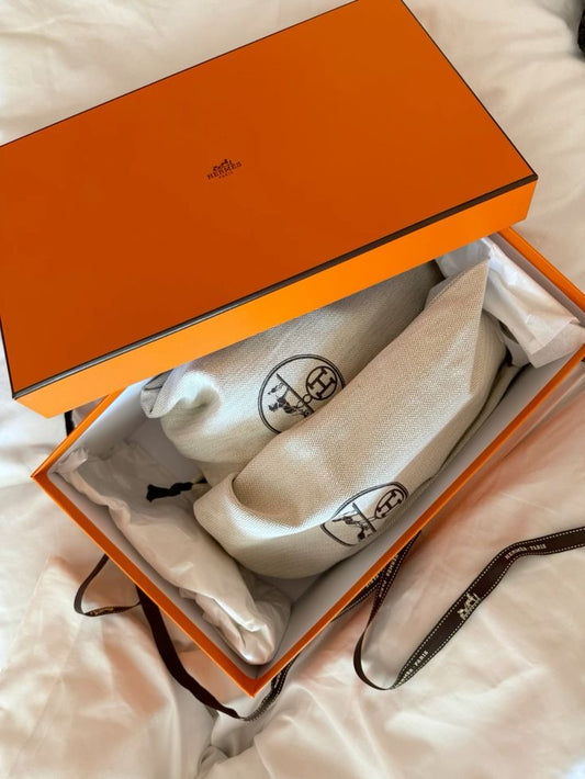 Hermes Elite Wave Flats COMES WITH PROPER BRAND PACKAGING.
