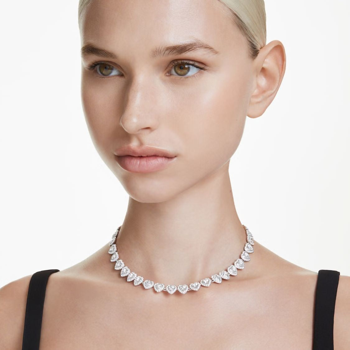 Ariana Grande x Swarovski necklace
Mixed cuts, Heart, White, Rhodium plated(with box & proper packaging)