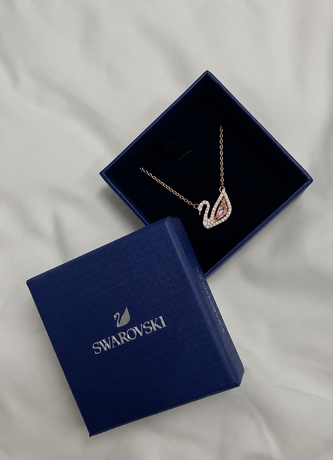 Swarovski- Swan necklace
Swan, Pink, Rose gold-tone plated(With box & Proper Packaging)
